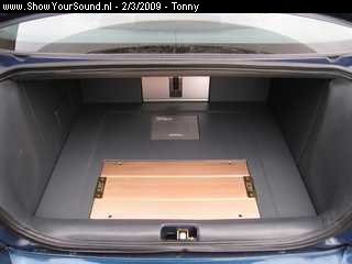 showyoursound.nl - SQ instal in dagelijks auto - tonny - SyS_2009_3_2_11_49_31.jpg - pDe plaat in de kofferbak./p