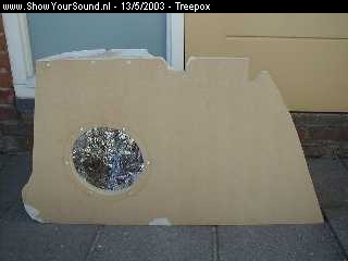 showyoursound.nl - Maatwerk basskist - treepox - 06.jpg - Door het speakergat is het zilverfolie te zien waarmee ik de afdruk van de binnenzijde kofferbak heb gemaakt. Het gebruikte zilverfolie is een stuk dikker dan huishoudfolie en kon er dus goed voor gebruikt worden.