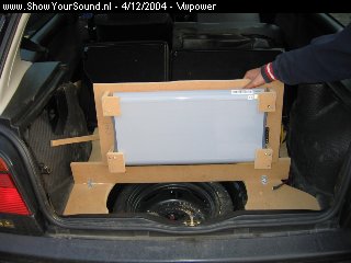 showyoursound.nl - woezik terror sound system - vwpower - pic_4.jpg - met schanier zo dat ik het reserve wiel er uit kan halen. BRversterker hangt voor koeling