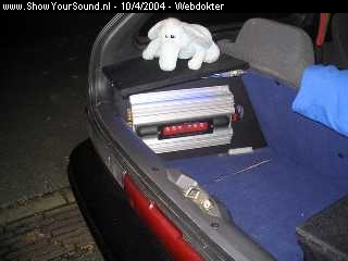 showyoursound.nl - webdokters punch - webdokter - 0310044.jpg - De versterker links in de kofferbak