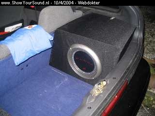 showyoursound.nl - webdokters punch - webdokter - 0310047.jpg - De rockford P110S4 Subwoofer rechts in de kofferbak (foto ook in het donker met flitser genomen!)