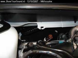 showyoursound.nl - jims install - witfocuske - SyS_2007_10_12_20_51_32.jpg - pdan heb ik de kabel in een ribbelbuis liggen tot aan de batterij/p