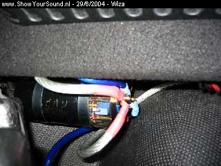 showyoursound.nl - simpel RF - wiza - img_0019.jpg - De power-cap die in een verloren hoek tussen de kist en de wand van de kofferbak in zit.