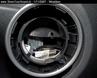 showyoursound.nl - Renault Clio III - Audio System - Pioneer - woelders - SyS_2007_11_1_21_35_55.jpg - pSnel eruit gehaald... zoals je ziet, zit er een soort bakje in het portier waar de originele speaker in valt. Hierdoor gaat de nieuwe composet niet zonder meer passen. Even iets op verzinnen.../p