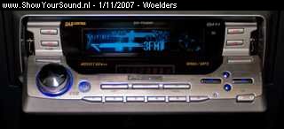 showyoursound.nl - Renault Clio III - Audio System - Pioneer - woelders - SyS_2007_11_1_21_40_52.jpg - pIk heb deze HU nu al enkele jaren, ooit eens nieuw gekocht maar uit een overjarige collectie, dus met flinke korting. Het ding speelt subliem, en is uitgebreid met een IPod adapter CD-IB100II van Pioneer./pBRpHij beschikt strongniet/strong over time-alignment voor zover ik weet, maar heeft wel een uitgebreide equalizer aan boord. Met 3 RCA Hi-volt uitgangen perfect om het hele systeem aan te sturen./p