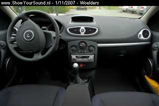 showyoursound.nl - Renault Clio III - Audio System - Pioneer - woelders - SyS_2007_11_1_21_44_48.jpg - pWelcome in my office...&nbspbr /BRZo ziet het dashboard er nu uit. Het ziet er gelukkig niet al te opzichtig uit, het enige dat afwijkt van standaard is eigenlijk de HU en de tweeters die je kunt zien. De rest zit achter roosters of ligt achterin. De IPod-adapter ligt in het dashboardkastje./p