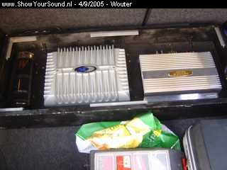showyoursound.nl - Rockford-Genesis-AudioSystem_307 - wouter - SyS_2005_9_4_19_49_15.jpg - Hier ligt mijn versterkerbak in de auto, past nauurlijk net en heb nog ventilatie over aan de zijkanten