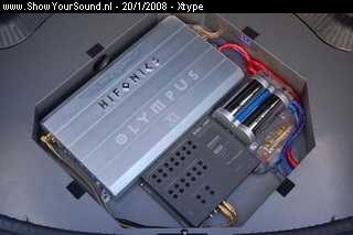 showyoursound.nl - Jaguar X-Type iPod Interface Hifonics MB Quart - xtype - SyS_2008_1_20_20_34_49.jpg - pNu de versterkerbak. Zie de 1 farad condensator. De hele bak kan er uit getild worden om bij het reservewiel te komen/p