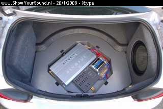 showyoursound.nl - Jaguar X-Type iPod Interface Hifonics MB Quart - xtype - SyS_2008_1_20_20_46_51.jpg - p2&nbspmaal 125 Watt op de voorspeakers en 1 maal 400 Watt op de Aliante 30 CM subwoofer in de gesloten Custom Polyesther behuizing. De AudioControl EQL equalizer zorgt tevens voor het omvormen van het speaker signaal naar line niveau. De orginele Radio Navigatie en 6 CD wisselaar blijven in gebruik.&nbspDe installatie is&nbspuitgebreid met de Jaguar&nbspiPod Interface. Hiermee kan je een iPod,&nbspUSB stick of elk ander apparaat met een hoofdtelefoon uitgang aansluiten.  /p