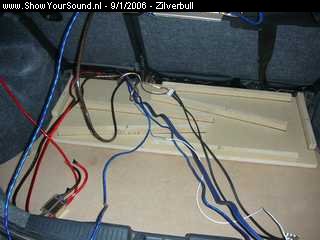 showyoursound.nl - ZR install - zilverbull - SyS_2006_1_9_11_30_50.jpg - Zoom in van het zooitje, heb een extra bodem gemaakt onder de sub voor de kabels... Komt goed!