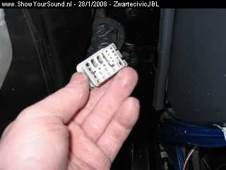 showyoursound.nl - VTEC JBL  - zwartecivicJBL - SyS_2008_1_28_21_35_16.jpg - pStekker uitgeboord om kabels door te voeren./p